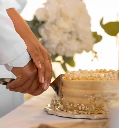 couple-cutting-cake